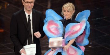 Luciana Littizzetto jako motylek z pachwiny Bellen Rodriguez (półnagiej prowadzącej Sanremo 2012).