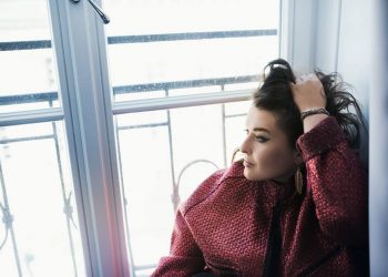 Kto kryje się za pseudonimem Carmell? Posłuchaj „Faces” z Krajowych Elimiancji 2017!