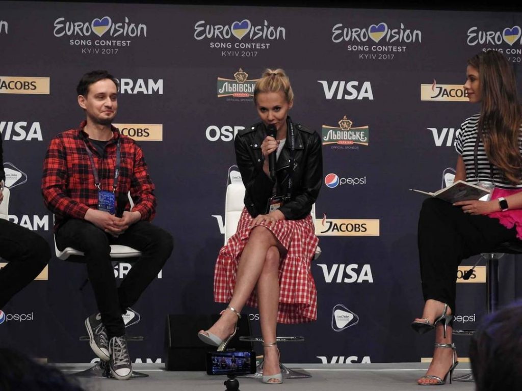 Kasia Moś w trakcie pierwszej konferencji prasowej