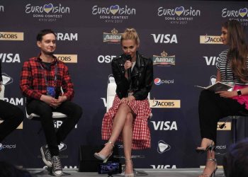 Kasia Moś w trakcie pierwszej konferencji prasowej