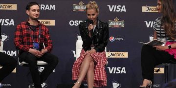 Kasia Moś w trakcie pierwszej konferencji prasowej