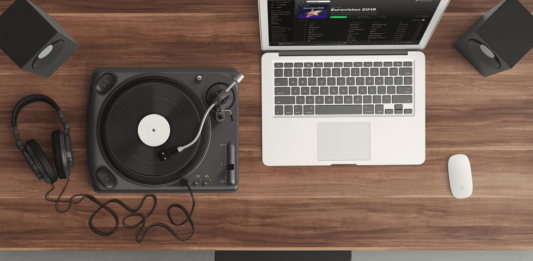 Laptop z uruchomionym Spotify z playlistą Eurowizji 2019.