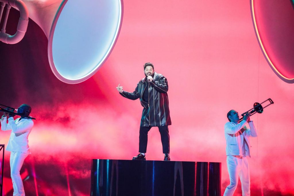 Eurowizja 2021: James Newman (Wielka Brytania) nie zdobył ani jednego punktu. (fot. druga próba, Thomas Hanses/eurovision.tv)