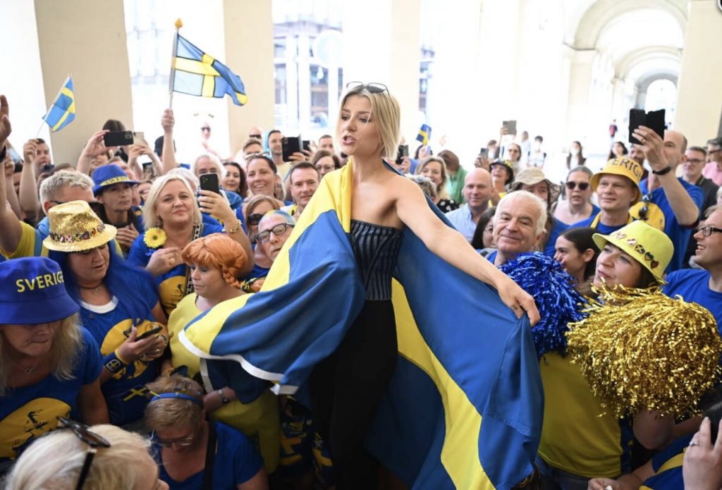 Eurowizja 2022: Cornelia Jakobs z fanami ze Szwecji. Fot. Robin Lorentz Allard/Aftonbladet
