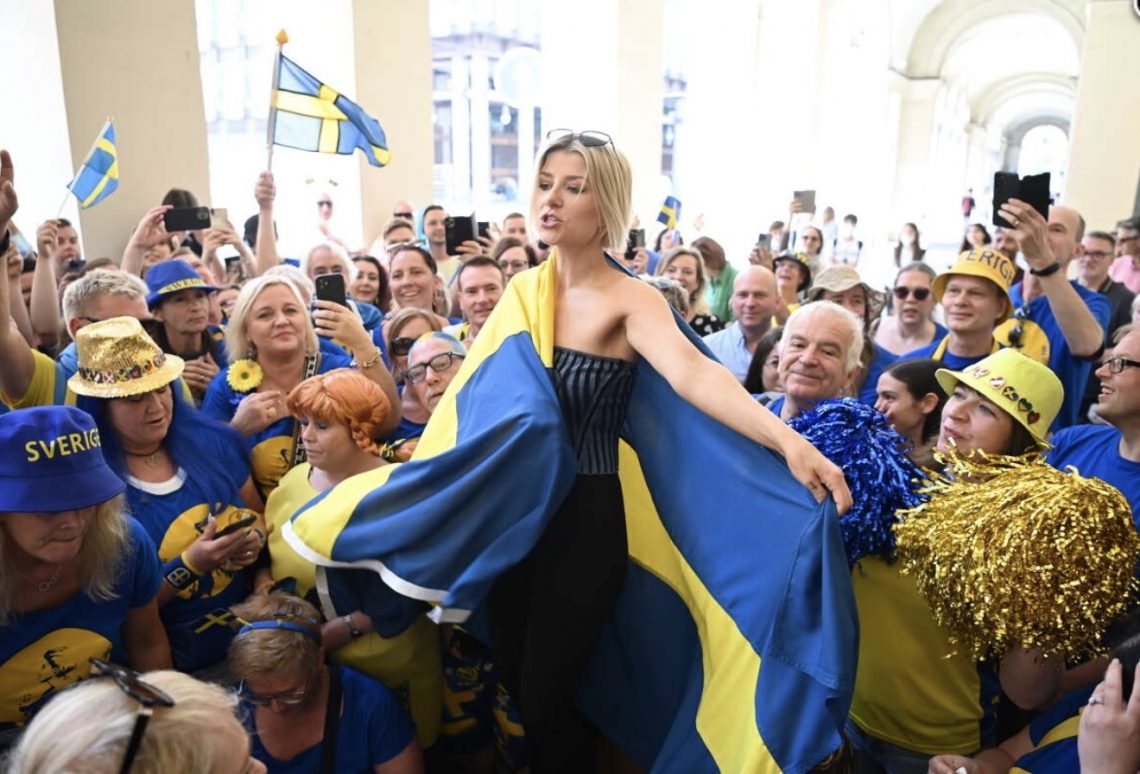 Eurowizja 2022: Cornelia Jakobs z fanami ze Szwecji. Fot. Robin Lorentz Allard/Aftonbladet