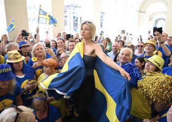 Eurowizja 2022: Cornelia Jakobs z fanami ze Szwecji. Fot. Robin Lorentz Allard/Aftonbladet