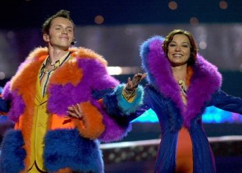 Prowadzący Eurowizji 2003 w czasie jednego z interwali / oneeurope.co.uk