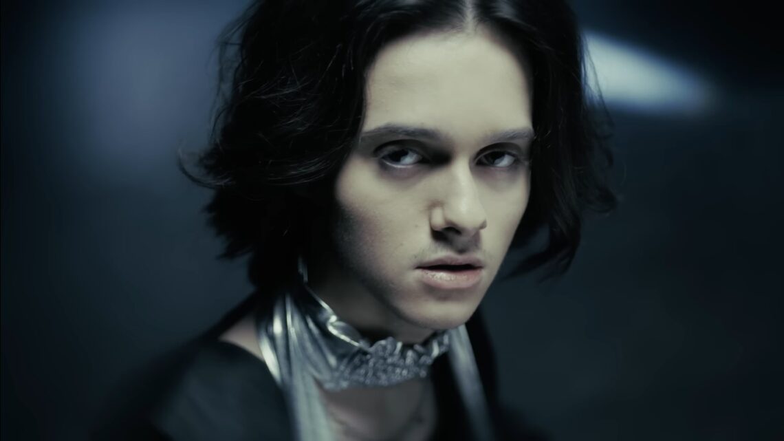 Stasiek Kukulski na kadrze z teledysku do utworu This too shall pass. Fot. YouTube / Stasiek Kukulski