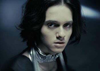 Stasiek Kukulski na kadrze z teledysku do utworu This too shall pass. Fot. YouTube / Stasiek Kukulski