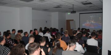 Eurowizja: OGAE Polska ogląda Eurowizję 2004 podczas jednego z Neopiątków. Fot. S. Smoliński